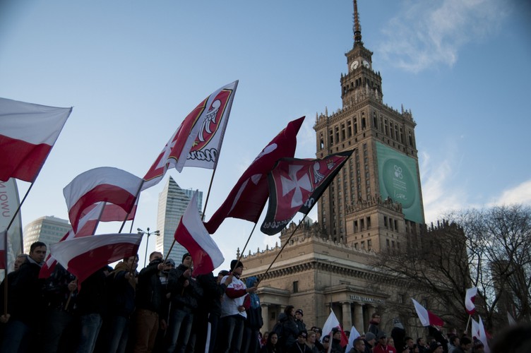 Dzień ten jest dniem wolnym od pracy. Główne obchody, z udziałem najwyższych władz państwowych, odbywają się w Warszawie na placu marsz. Józefa Piłsudskiego, przed Grobem Nieznanego Żołnierza. Inne formy obchodów to: Bieg Niepodległości organizowany od 1989 w Warszawie, Koncert Niepodległości organizowany od 2009 roku w Muzeum Powstania Warszawskiego, wykłady i inscenizacje historyczne, koncerty patriotyczne czy parady ulicami miast, np. Marsz Niepodległości w Warszawie, Marsz Patriotów we Wrocławiu, Parada niepodległości w Gdańsku.<br><BR>Na zdjęciu: Marsz Niepodległości w Warszawie [2013]. Fot. Maciej Suchorabski/GP
