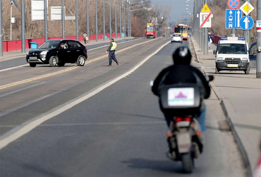 Koszą ludzi na zamkniętym moście!