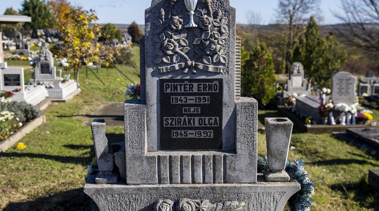 A kétoldalú síremlék egyik oldalán az édesanya és az apa, a hátulján a gyilkossá váló fiú neve áll / Fotó: Czerkl Gábor