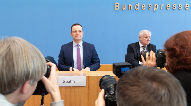 A szövetségi kormány csütörtökön válságstábot alakított, az intézkedésről Jens Spahn egészségügyi miniszter és Horst Seehofer belügyminiszter számolt be Berlinben nemzetközi sajtótájékoztatón / Fotó: MTI EPA