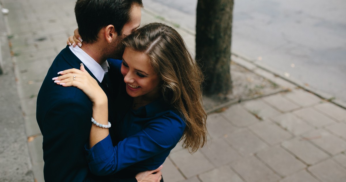 Tinder, dyskoteki, biura matrymonialne. Gdzie Polacy szukają kochanków?