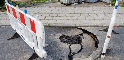 Tajemnicze dziury w centrum Tarnowskich Gór. Mieszkańcy  pytają skąd się wzięły?