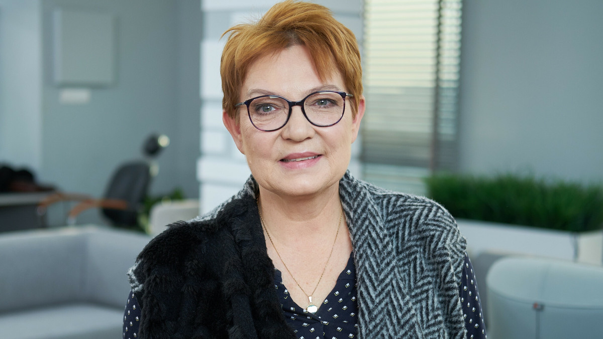 Krystyna Czubówna może pochwalić się jednym z najbardziej charakterystycznych głosów w Polsce. Do 2001 r. mogli go słuchać widzowie TVP. Kiedy stacja zwolniła jej kolegów, ona także postanowiła odejść. Jak wyjawiła w jednym z ostatnich wywiadów - pracowała tam jedynie z sentymentu, ponieważ niewiele zarabiała.