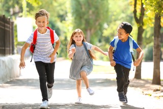 Jak biologia i społeczeństwo kształtują różnice płciowe w edukacji?