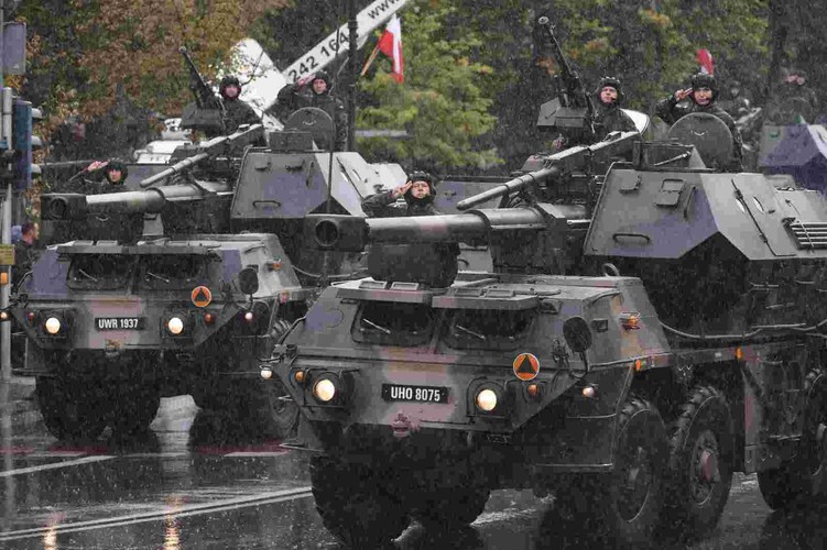 W al. Ujazdowskich zaprezentowały się także pojazdy - od najlżejszych motocykli i quadów po najcięższe czołgi i działa samobieżne. Można było zobaczyć m.in. samochody HMMWV, kołowe transportery opancerzone Rosomak (także w wersji ewakuacji medycznej), samobieżne armatohaubice Dana i Krab, wyrzutnie rakietowe z pociskami NSM (należące do Morskiej Jednostki Rakietowej) i Langusta, przeciwlotnicze zestawy rakietowe Osa, czołgi PT-91 Twardy i Leopard 2 w wersjach A4 i A5. Nowością tegorocznej defilady były pojazdy z USA - czołgi Abrams i transportery opancerzone Bradley. PAP/Radek Pietruszka