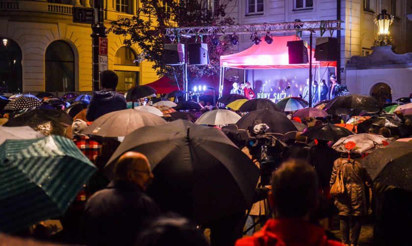 Manifestacja przed Pałacem Prezydenckim