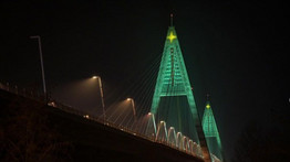 Az ország legnagyobb karácsonyfájává varázsolták a Megyeri-hidat