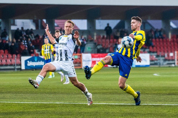 Piłkarz Sandecji Nowy Sącz Błażej Szczepanek (L) i zawodnik Arki Gdynia Michał Marcjanik (P) podczas meczu 1. ligi