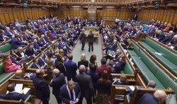 Blamaż, klapa, wtopa, żenada... Brexit, czyli Benny Hill na kwasie