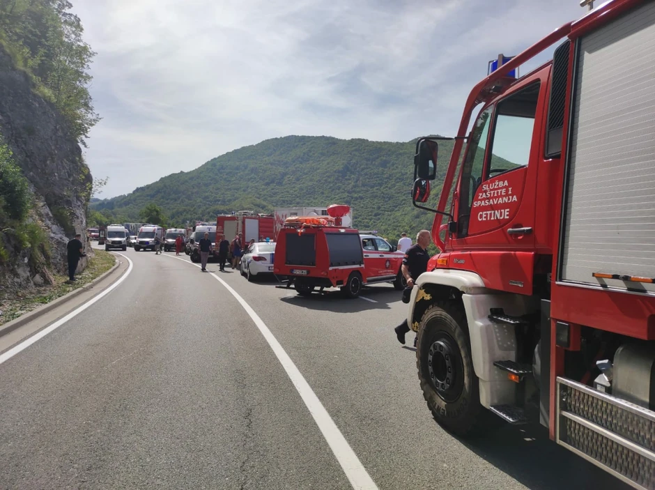 Na teren je izašao veliki broj vozila Hitne pomoći i vatrogasaca