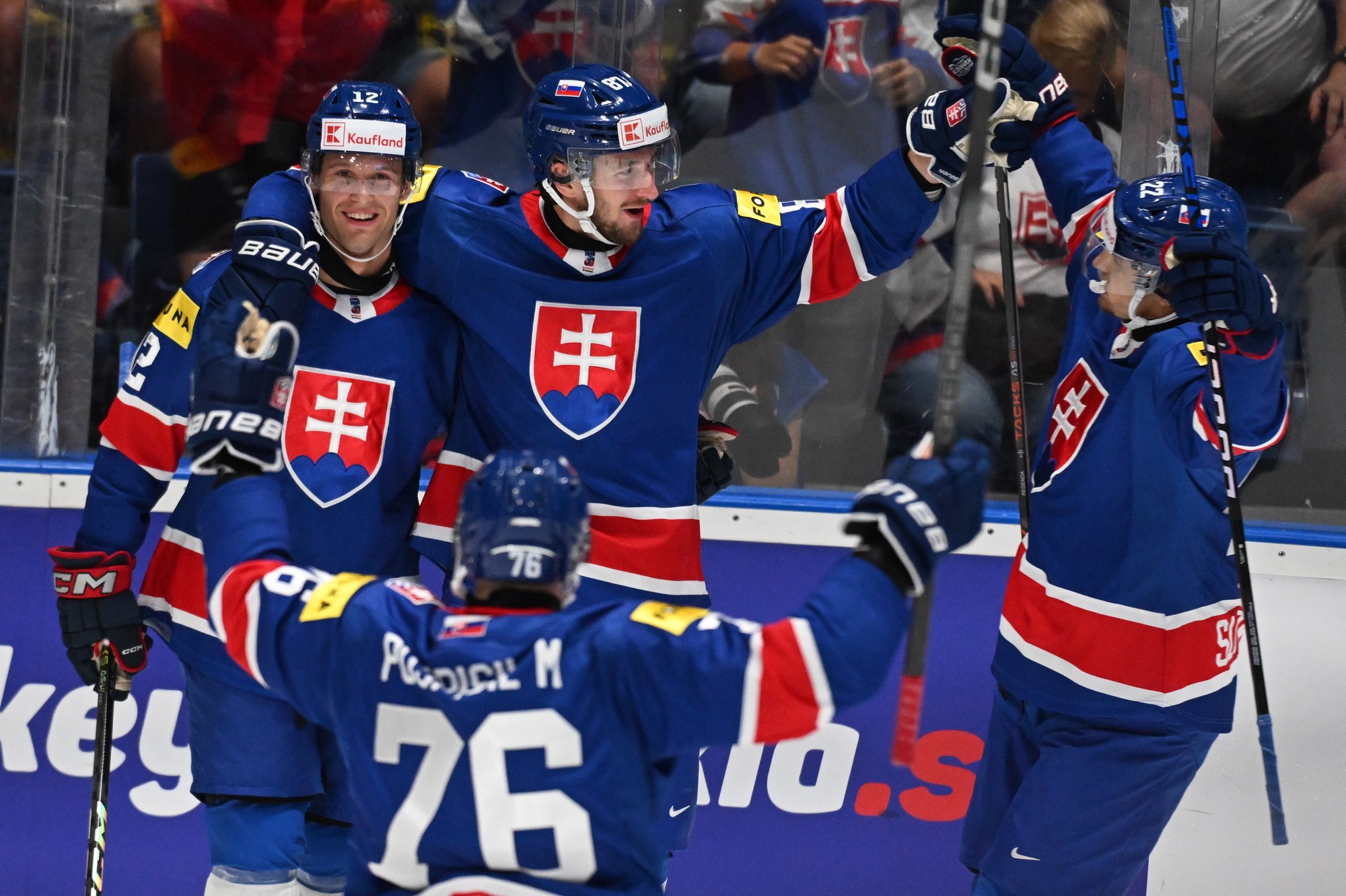 Slovenský Pavol Regenda (87) sa raduje z gólu na 2:0 so spoluhráčmi Samuelom Kňažkom (12), Kristiánom Pospíšilom (22) a Martinom Pospíšilom (76).