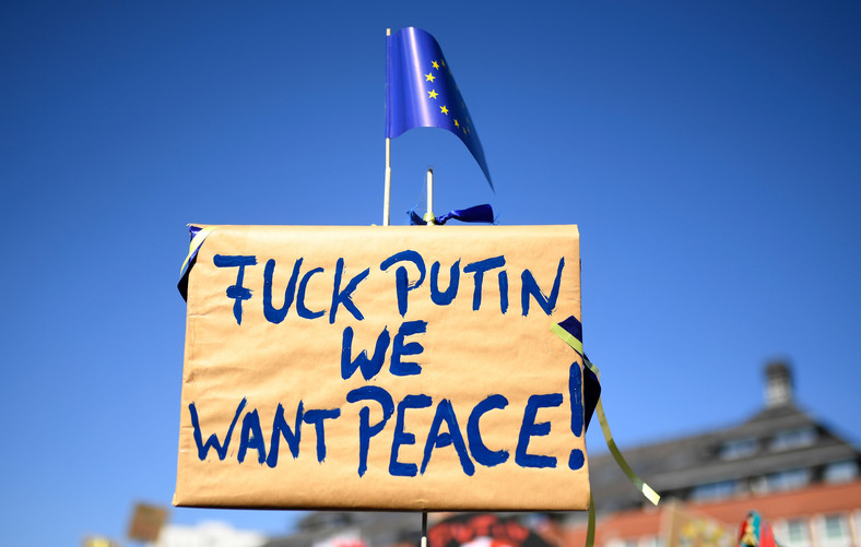 "Je...ć Putina, chcemy pokoju". Proukraińska demonstracja w Kolonii. Niemcy. 28.02.2023 r.