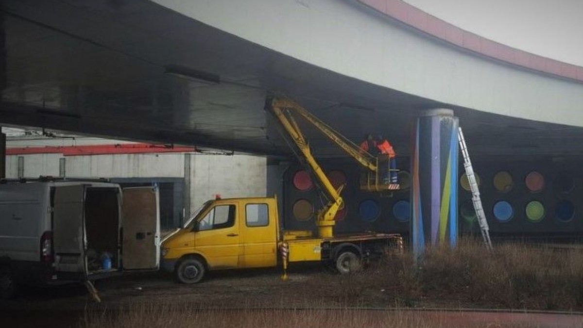 Gołębie gnieżdżące się w zakamarkach ronda Mogilskiego mogą być sporym utrapieniem, a ich odchody niszczą elewację i paskudzą przejścia. Żeby przeciwdziałać temu, na rondzie montowane są specjalne siatki.