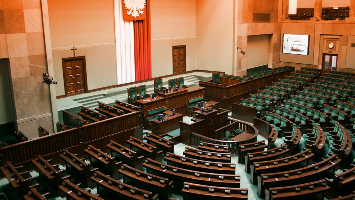 W związku z licznymi spekulacjami i pytaniami o nadzwyczajne posiedzenie Sejmu informuję, że nic mi o takim posiedzeniu nie wiadomo - napisał na Twitterze wicemarszałek Sejmu Joachim Brudziński (PiS).