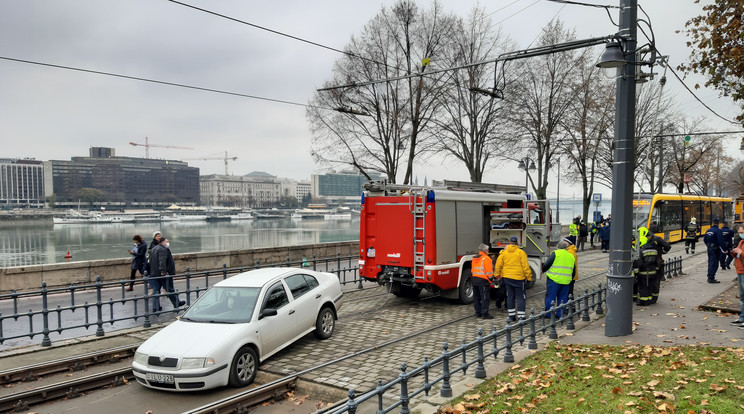 Az autó miatt a 19-es villamos nem közlekedett a Batthyány tér és a Clark Ádám tér között / Fotó: Blikk