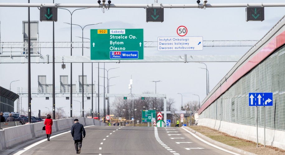 Licząca prawie 32 km DTŚ połączyła Katowice z Gliwicami, przebiegając przez sześć miast: Gliwice, Zabrze, Rudę Śląską, Świętochłowice, Chorzów i Katowice. Trasa w centrum Gliwic została otwarta dla kierowców nocą z niedzieli na poniedziałek. 
<br>
Fakt, że oddajemy do użytku DTŚ dowodzi, że tak naprawdę mamy metropolię, nawet jeśli procedury prawne nad ustawą metropolitalną jeszcze trwają. Dzięki wspólnym działaniom miast i województwa, mimo trudności, zdołaliśmy zakończyć tę inwestycję. To droga, która łączy śląskie miasta, która ułatwia życie ich mieszkańcom' - powiedział podczas uroczystości marszałek woj. śląskiego Wojciech Saługa.
<br>
Trasa w centrum Gliwic została otwarta dla kierowców nocą z niedzieli na poniedziałek. Jej udostępnienie oznacza koniec trwającej ponad 30 lat budowy głównej arterii skupiającej ruch aglomeracyjny między śląskimi miastami - od Katowic po Gliwice. Od 1999 r. samorząd województwa na mocy umowy z miastami koordynował budowę tej wcześniejszej inwestycji centralnej. 

<br>mtb/ lun/ woj/
<br><br> fot. (zuz) PAP/Andrzej Grygiel