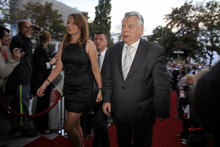 Bogdan Borusewicz na czerwonym dywanie przed Teatrem Muzycznym w Gdyni