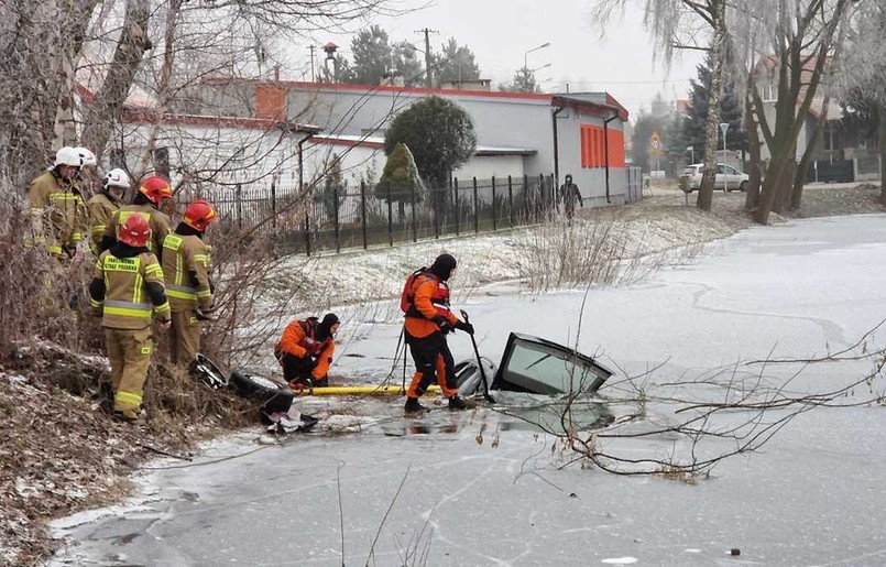 Kierowca Mercedesa wylądował autem w stawie