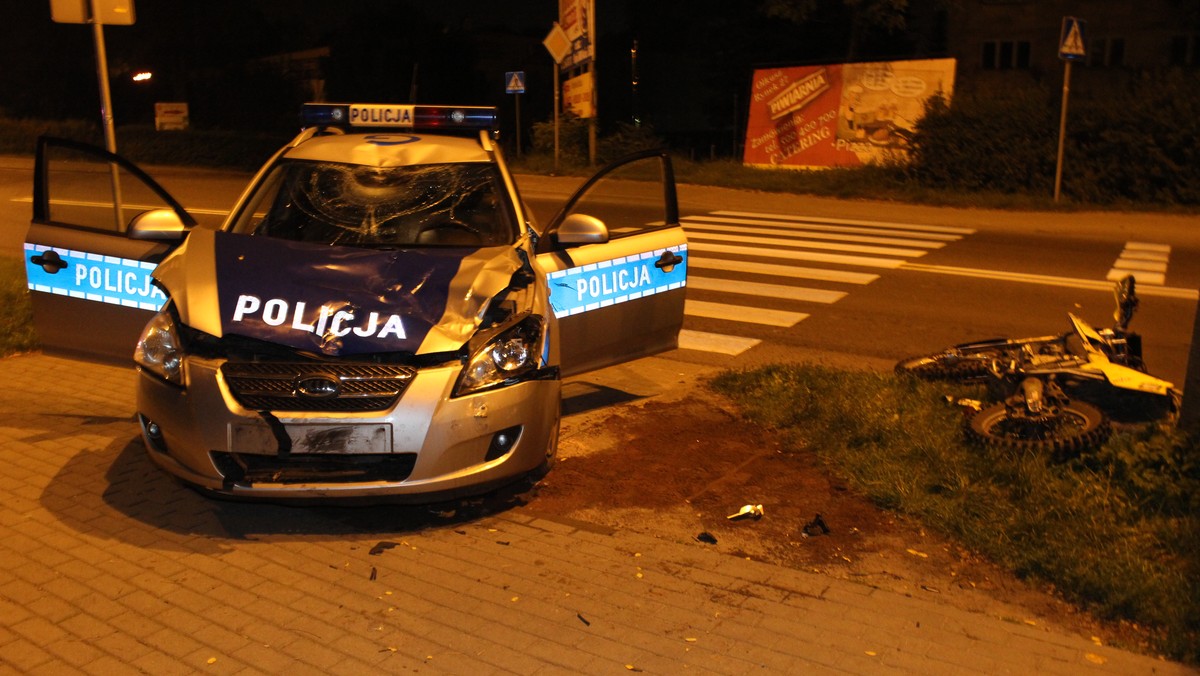 W niedzielę na Al. 1000-lecia w Olkuszu policjanci patrolujący osiedle Pakuska zauważyli motocyklistę jadącego bez włączonych świateł mijania. W pewnym momencie mężczyzna zjechał na przeciwległy pas ruchu i wjechał wprost na jadący radiowóz i czołowo w niego uderzył.