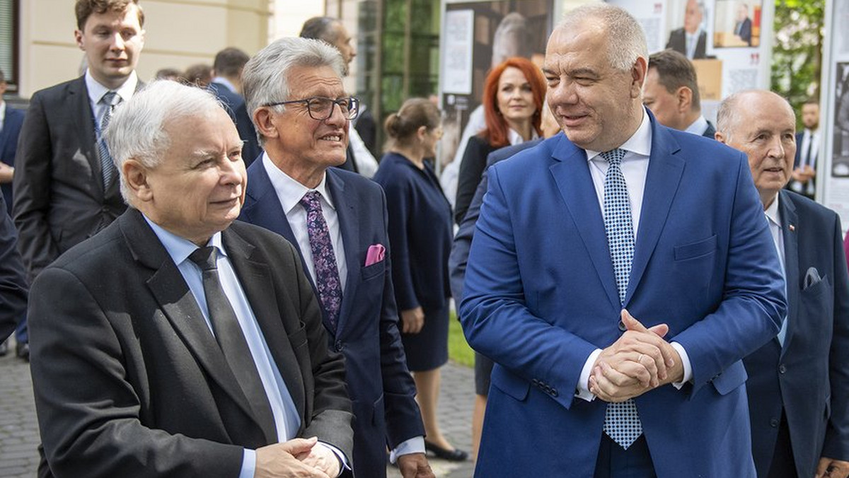 Trybunał Konstytucyjny z wystawą o L. Kaczyńskim. Wiemy, ile kosztowała