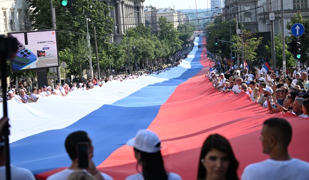 Srpska zastava dugačka je 500 metara i široka 10 metara