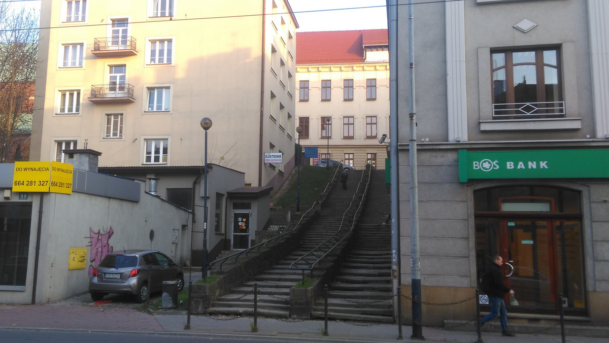 Schody łączące ulice Kalwaryjską i Zamoyskiego na krakowskim Starym Podgórzu to jeden z bardziej charakterystycznych elementów tego rejonu miasta. Niestety, od dawna są w opłakanym stanie. Pojawił się jednak pomysł na zorganizowanie konkursu architektonicznego na ich rewitalizację.