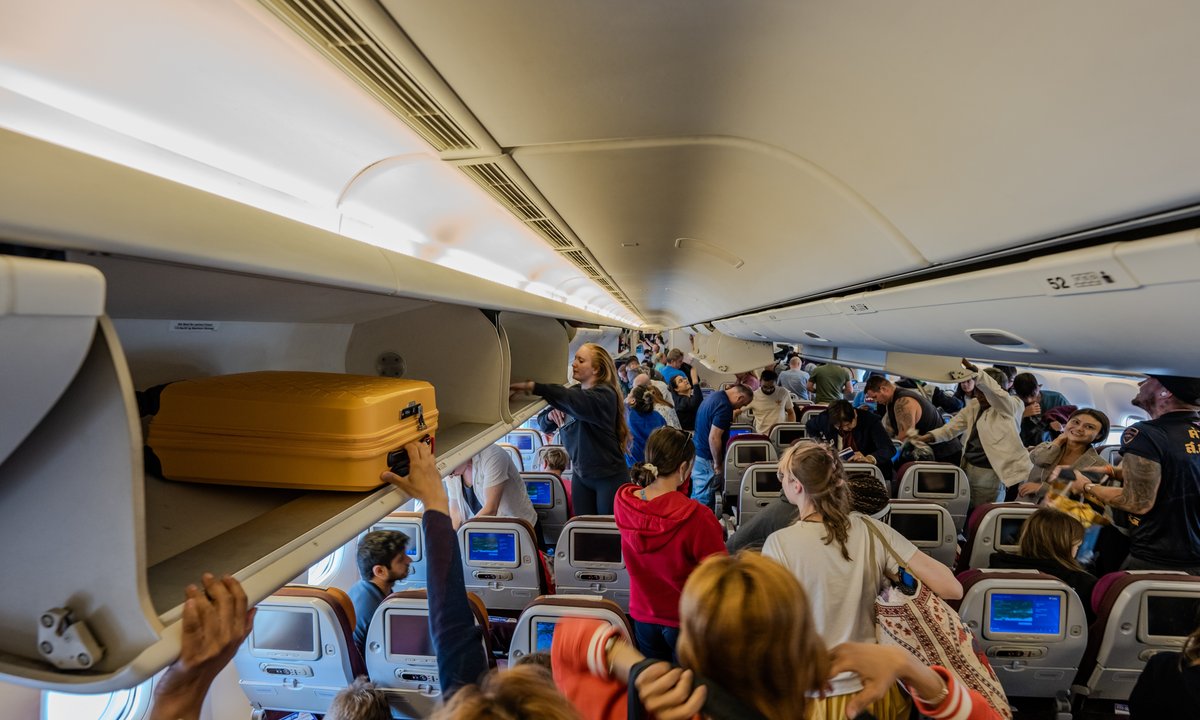 Kobieta zażenowana po locie samolotem. "Odchylił się do tyłu, z ust ciekła mu ślina"