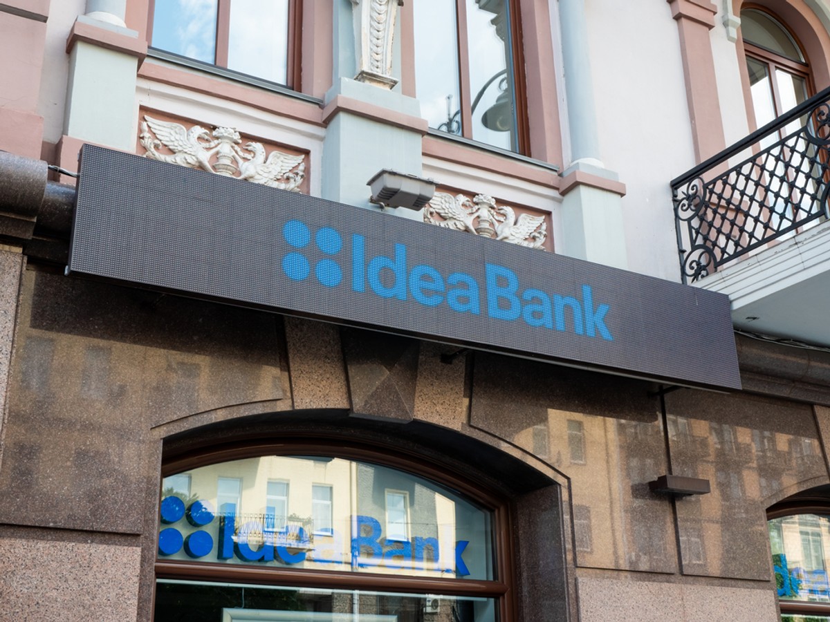 Holding Leszka Czarneckiego sfinalizował umowę sprzedaży banku w Ukrainie. Tyle zarobił
