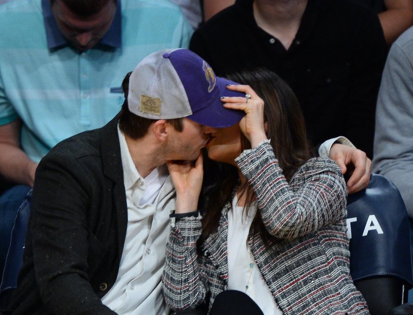 Mila Kunis i Ashton Kutcher na meczu