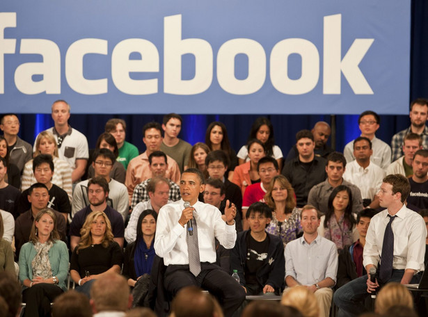 Obama na Facebooku, Zuckerberg założył krawat