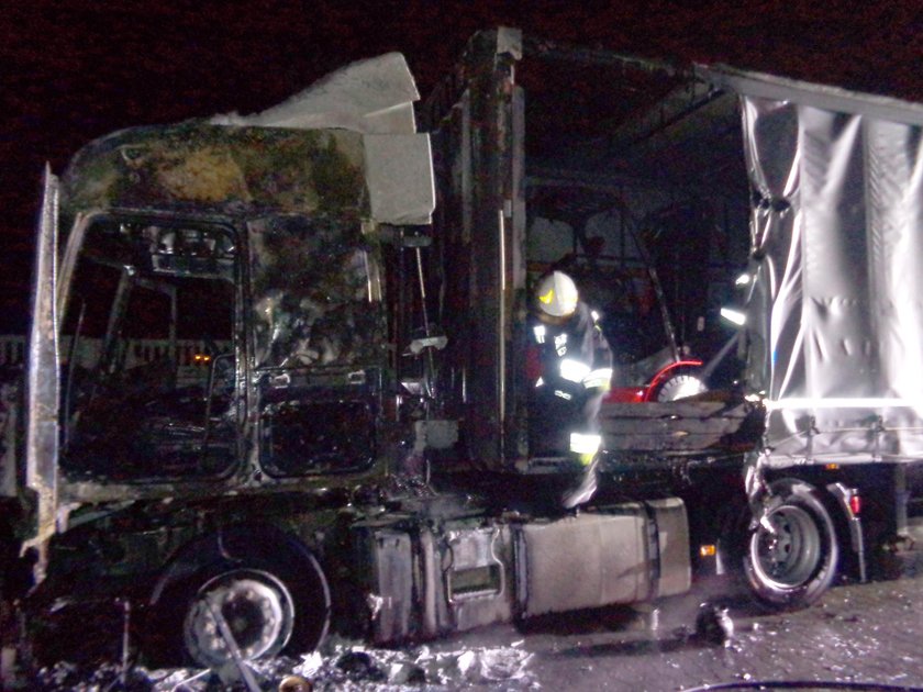 Pożar tira w Woli Rakowej niedaleko Autostrady A1. Kierowca doznał poparzeń na całym ciele