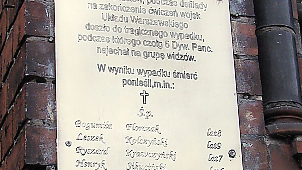 Pięćdziesiąt lat temu podczas defilady w Szczecinie czołg zmiażdżył co najmniej siedmioro dzieci. Władze PRL starały się zatuszować sprawę. Z archiwów ginęły dokumenty, ogólnopolskie media nie wspomniały o wypadku, a prokuratura uznała, że impreza była dobrze zabezpieczona.