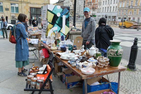 Przed CK Zamek odbyła się Poznańska Garażówka na rzecz osób z doświadczeniem uchodźczym fot. Codzienny Poznań / S. Toroszewska