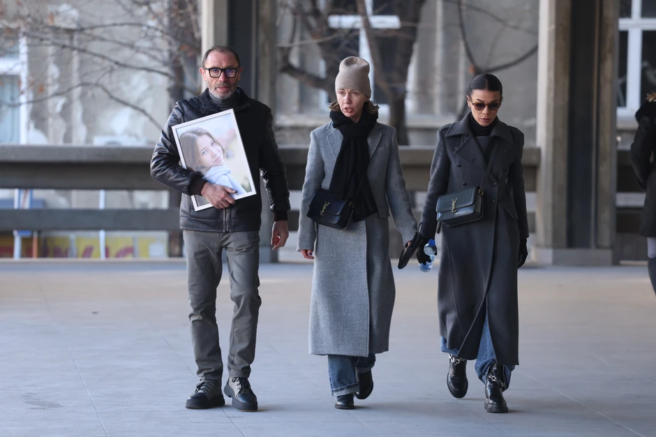 Tata malene Angeline nosi sliku svoje ćerkice