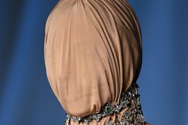 Kim Kardašijan u stajlingu "kad ti šminkerka otkaže u poslednjem momentu" OTKRILA GRUDI u korsetu koji puca, NAGLASILA SALCE na struku, ali potpuno SAKRILA LICE