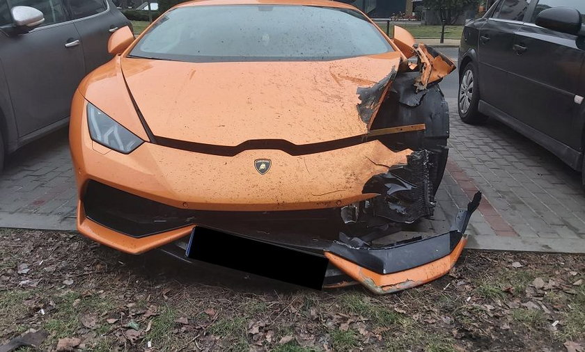 Lamborghini porzucone na warszawskim parkingu. 