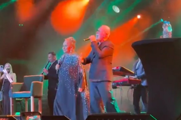 VESNA ZMIJANAC I DINO MERLIN ZAPEVALI JORGOVANE Erupcija emocija u Areni, pevač joj se obratio posebnim rečima: "Pružila mi je ruku kada mi je bila potrebna" (Video)