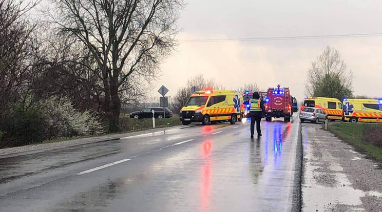 Rengeteg mentő a helyszínen / Fotó: Olvasóriporter