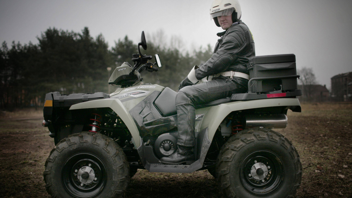 Około 72 tys. zł będą kosztować dwa quady, które trafią do Powiatowej Komendy Policji w Stalowej Woli (Podkarpackie). Będzie to druga, po Myczkowcach komenda w województwie, która będzie miała taki sprzęt.