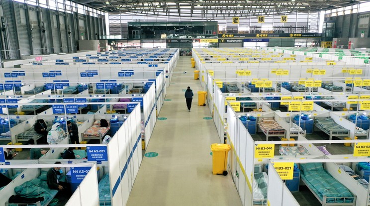 A Hszinhua kínai hírügynökség által közreadott képen a Sanghaji Új Nemzetközi Kiállítóközpontban kialakított ideiglenes kórház, ahol a koronavírus-fertőzés enyhe tüneteit mutató betegeket különítették el. Az ország legnagyobb városában, Sanghajban továbbra is teljes lezárás van érvényben. A város több mint 26 millió lakosának szinte mindegyike csak Covid-tesztelés céljából hagyhatja el a lakhelyét. A fertőzöttek elszigetelésére az egész városban sportstadionokat és kiállítási csarnokokat alakítottak át. / Fotó: MTI/AP/Hszinhua/Ding Ting