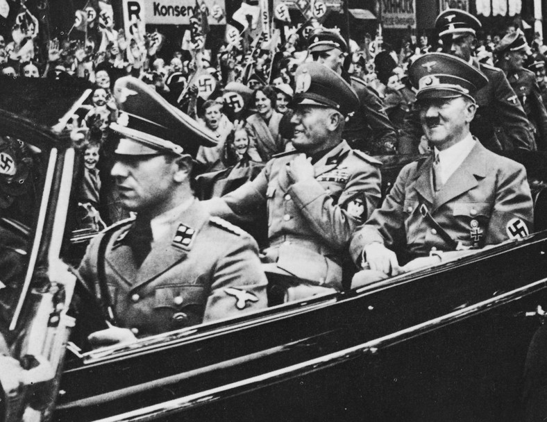Adolf Hitler i Benito Mussolini w czasie przejazdu przez Monachium