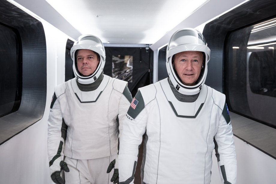 Astronauci Bob Behnken i Doug Hurley w niedzielę jeszcze nie sprawdzą, jak podróżuje się w kosmos Dragonem, ale przećwiczą procedurę lotu, by przygotować się do właściwej misji. 