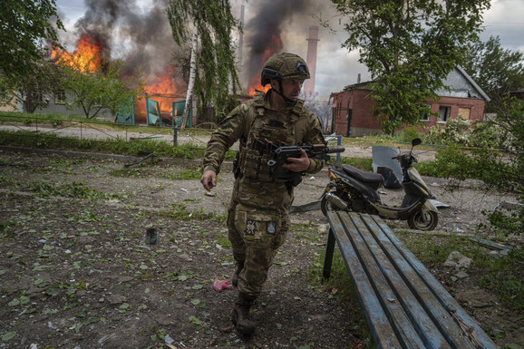 RUSKI OBRUČ OKO HARKOVA, VOVČANSK U PLAMENU Kremlj gomila vojsku, strepi se da će se Ukrajinci povući iz Donjecka: "OVDE JE STRAVIČNO"