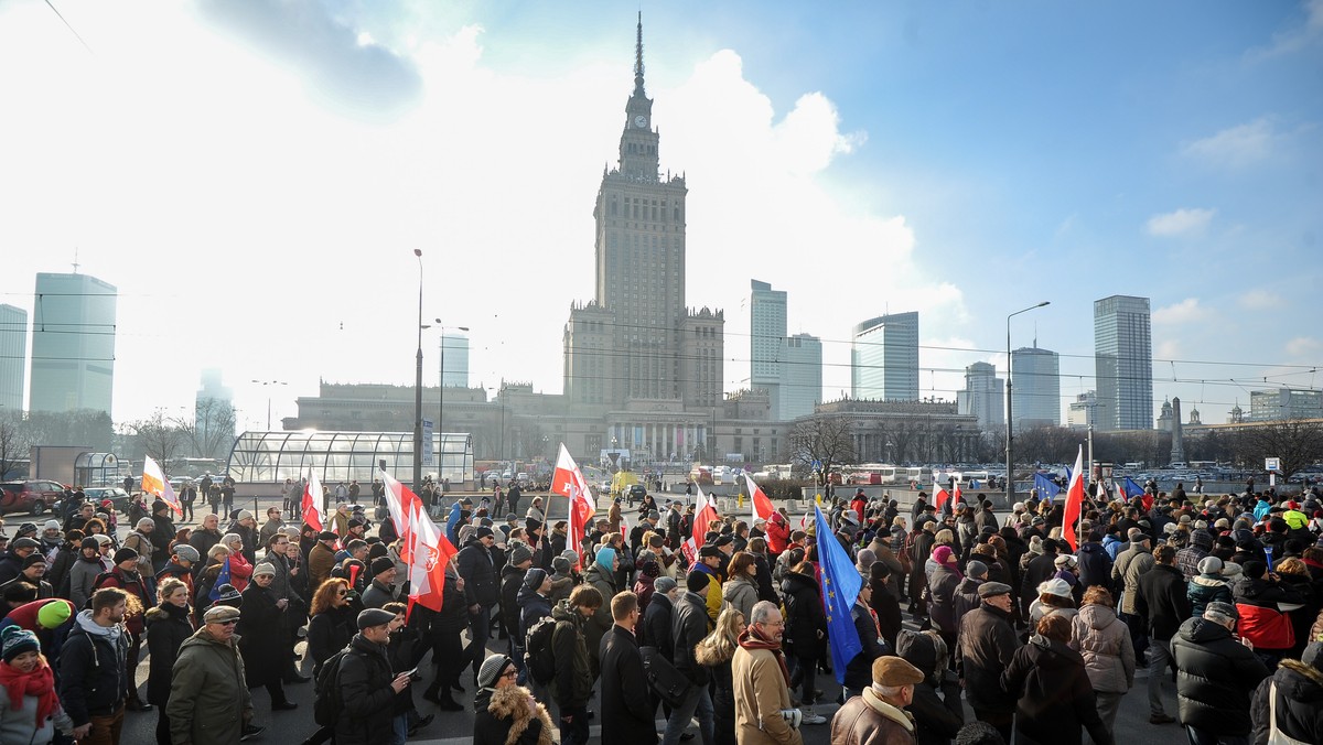 Na ponad 80 tysięcy osób oszacowały liczbę uczestników sobotniego marszu KOD w Warszawie władze stolicy. Natomiast według raportu wewnętrznego Komendy Stołecznej Policji w szczytowym momencie było ich pięć razy mniej, bo około 15 tysięcy osób. Skąd tak duże rozbieżności?