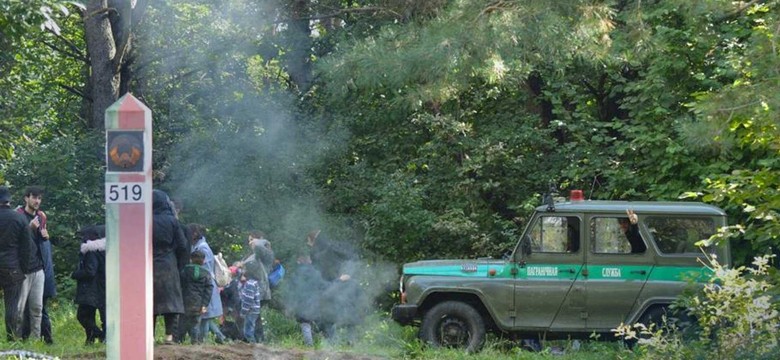 Polscy żołnierze obrzuceni kamieniami przez Białorusinów. "Zwożą gruz na granicę"
