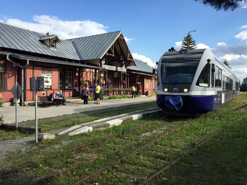Stacja w Tatrzańskiej Łomnicy. Na peronie stoi kolejka spalinowa do Popradu przez Wielką Łomnicę - Studeny Potok