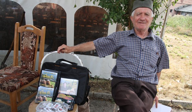 Đoda, Selo gori, a baba se češlja