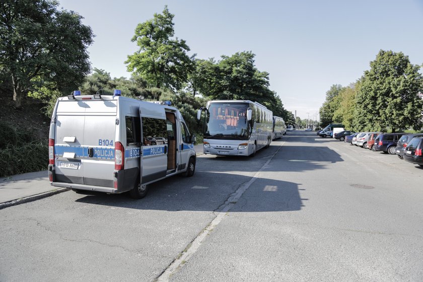 Radiowóz policyjny na parkingu