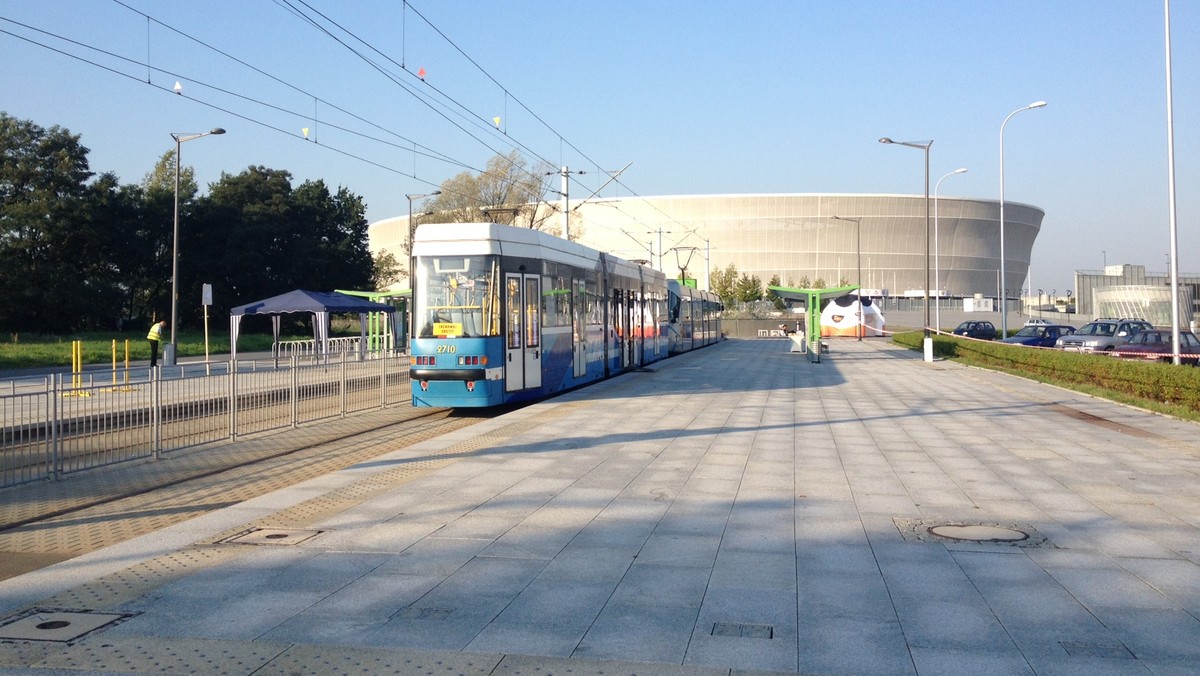 Już jutro, podczas drugiego dnia Wrocławskiego Festiwalu Dobrego Piwa, dla osób wracających z imprezy na stadionie miasto uruchomi dodatkową linię tramwajową T1. Specjalna komunikacja zostanie uruchomiona także po performansie "Flow", który odbędzie się na brzegach Odry. Wcześniej, między 21 a 23.30, zostaną zamknięte dla ruchu okolice Hali Targowej, pl. Bema i mostu Pokoju.