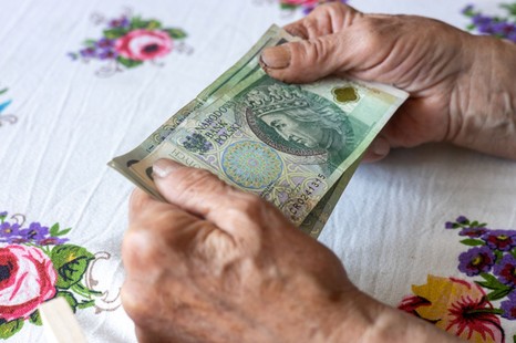 Te osoby od marca dostaną 373 zł miesięcznie. Tysiące osób z podwyższonym świadczeniem